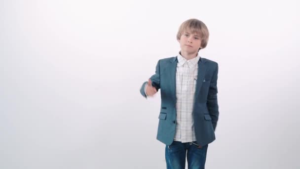 Il ragazzo in giacca e cravatta è insoddisfatto, gesticola e giura . — Video Stock