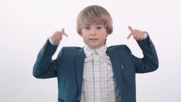 Un bel ragazzo con una giacca punta le dita verso il basso. Indicazione in basso . — Video Stock