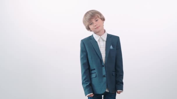 Malého chlapce v roli podnikatele. Chlapec v modré bundě.. — Stock video
