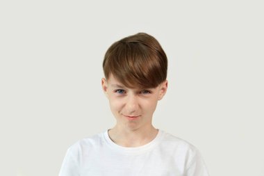 Çocuklar beyaz tişörtlü esmer bir esmer gibi sırıtıyor. O iyi bir çocuk..