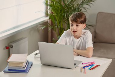 Sevimli çocuk kanepede oturup çizgi film izliyor..