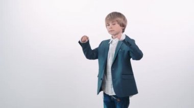 Ceketli yakışıklı bir çocuk parmaklarını aşağı işaret ediyor. İndiriliyor.