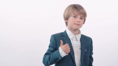 Beyaz gömlekli hoş bir adam. Mavi bir ceket. Çocuk parmağını havaya kaldırdı..