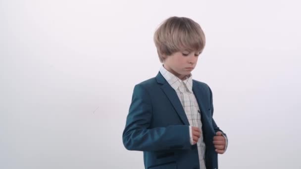 Chłopak w mundurze bierze wizytówkę z wewnętrznej kieszeni kurtki.. — Wideo stockowe
