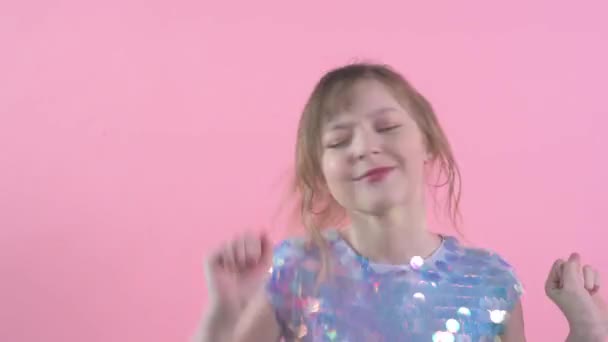 Танцююча щаслива дівчина в модному новому платті . — стокове відео