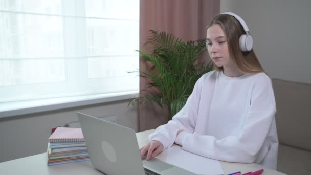 Online-Kurse. Fernschule. Das Mädchen zeigt den Wunsch, die Frage zu beantworten. — Stockvideo