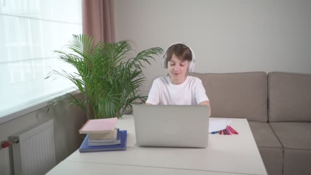 A mosolygós fiú online kommunikál a közösségi oldalakon. Online képzés. — Stock videók