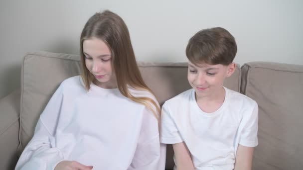 Fratello e sorella ridere e guardare insieme a un computer portatile e cartoni animati . — Video Stock