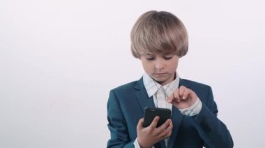 Tatlı çocuk Blandin telefondaki numarayı arıyor ve ailesini arıyor..