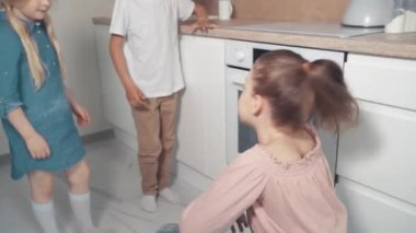 Çocuklar fırından taze kurabiyeler çıkarın..