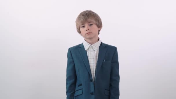 Мальчик в форме достает банковскую карточку из внутреннего кармана пиджака . — стоковое видео