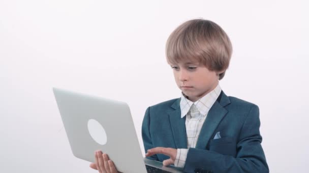 Un chico gay riendo sostiene un portátil blanco . — Vídeos de Stock