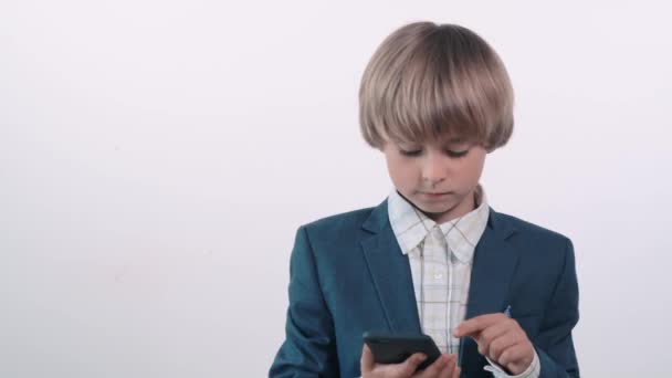 Surpris beau garçon blond avec la bouche ouverte tenant un téléphone portable dans ses mains . — Video