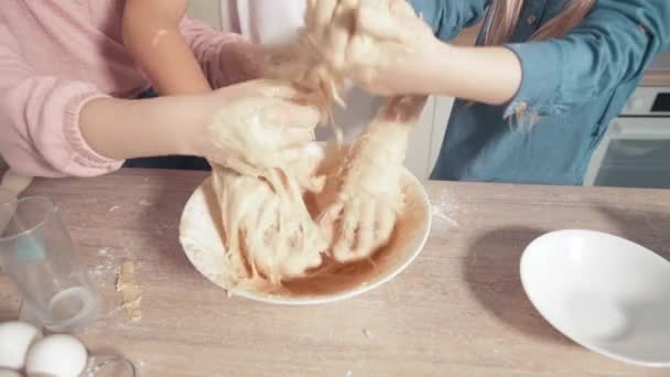 Děti se učí vařit sušenky, míchají těsto rukama. Lepkavé těsto. — Stock video