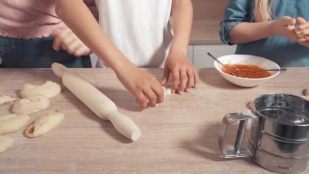 子供たちはキッチンでクッキーを調理します。生地に充填を入れてください。. — ストック動画