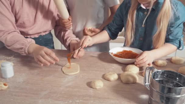 Kinderen koken koekjes met vulling in de keuken. Deegballen. — Stockvideo