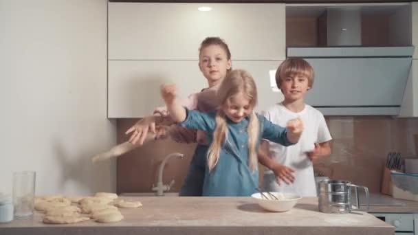 Blond kinderen dansen, twee meisjes en een jongen hebben plezier en dansen. — Stockvideo