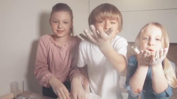 Close-up slow motion frame children and flour. Children sprinkle flour — Stock Video