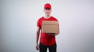 Tulumlu teslimatçı adam kapıyı çalıyor. Paketi kapat.