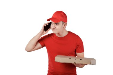 Teslimat servisinden elinde telefon olan bir adam. Mal teslimatı.