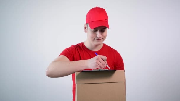 Крупный план парня из службы доставки в красной рабочей одежде, вручающего подпись бумаги . — стоковое видео