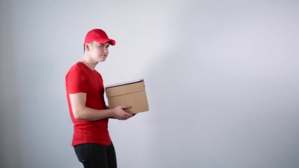 Guy från leveransservice lämnar på vänster sida och skyltar för paketet. — Stockvideo