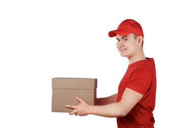 Teslimat servisinden elinde bir paketle gelen kendinden emin bir adam.