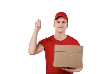 Kırmızı üniformalı ve şapkalı adam kapıyı çalıyor.