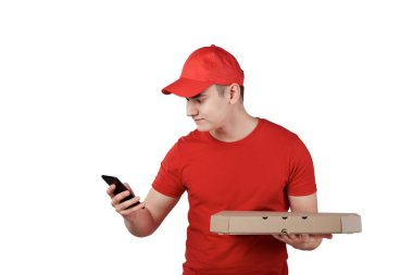 Teslimat servisindeki adam cep telefonundaki adresi kontrol ediyor..