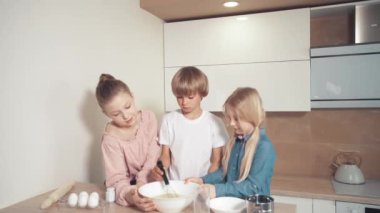 Tatlı çocuklar mutfakta pizza, pasta ve kurabiye için hamur hazırlayın..