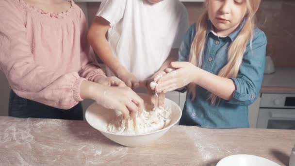 生地に小麦粉を追加し、クローズアップ遅い動き.子供たちは料理を学ぶ. — ストック動画