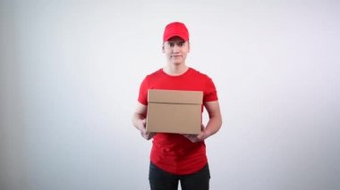 Teslimat servisindeki adam elinde paketle zili çalıyor..