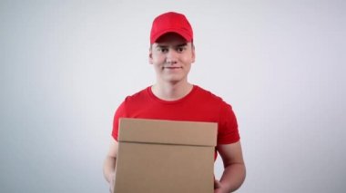 Teslimatçı çocuk kapıyı çalıyor. Paketi yaklaştır. Paket teslimi.