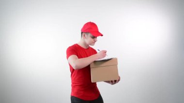 Teslimat servisinden yakışıklı bir adam teslimatı onaylayan bir belge imzalıyor..