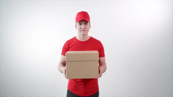 A fickó a futárszolgálattól, akinél egy csomag újrahasznosított karton van. — Stock videók