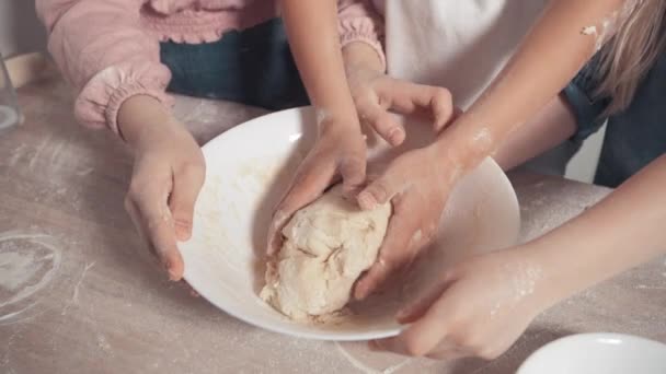 クローズアップスローモーションの子供たちはパイのために生地を準備しています. — ストック動画