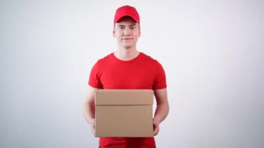 Teslimat servisinden bir adam mukavva bir kutuyu müşteriye veriyor. Paket teslimi