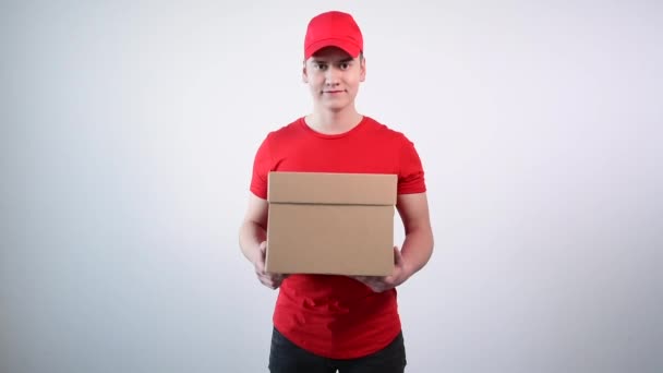 一个送货的人在按一个假想的门.包裹递送。网上购物. — 图库视频影像