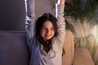 Güzel, sevimli, mutlu kız karanlıkta televizyon izliyor..