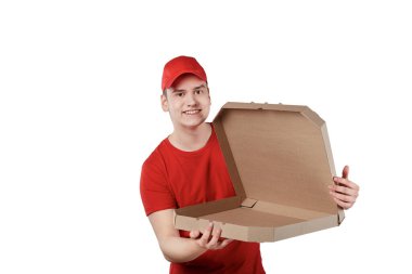 Servis masasından tulumlu gülümseyen yakışıklı adam. Kutuyu pizzayla aç.