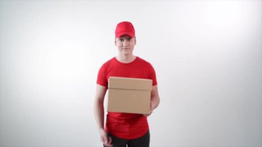 Teslimat servisinden elinde bir paket olan adam.