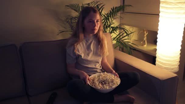Het meisje keek 's nachts tv, maar plotseling hoorde ze het geluid van een sirene — Stockvideo
