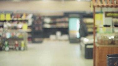 Yüzü maske takmış, alışveriş arabası olan bir kızın bulanık görüntüsü..