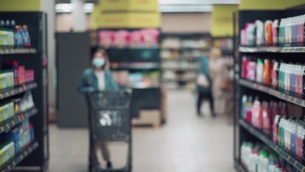 Due ragazze si sono incontrate in un negozio. Saluti al gomito durante una pandemia. — Video Stock