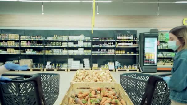 Deux belles jeunes filles copines rencontrées dans un magasin et parlant. — Video