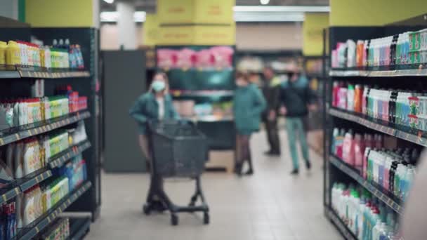 Mädchen trifft ihre Freundin im Laden. Mädchen grüßen ihre Ellbogen während einer Pandemie. — Stockvideo