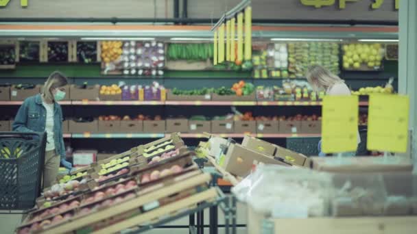 Dois amigos conheceram-se no supermercado. Meninas em máscaras e luvas médicas . — Vídeo de Stock