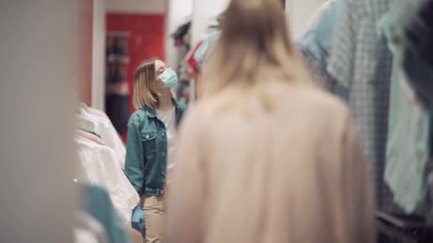Flickor flickvänner träffades i butiken och använda hälsning med sina armbågar. — Stockvideo