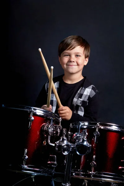 Verticale foto van een kind met een muziekinstrument. Baby kijkt naar camera. — Stockfoto