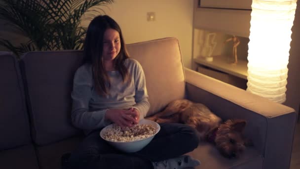 Gefrustreerd door een slecht filmmeisje dat thuis popcorn naar de tv gooit. — Stockvideo